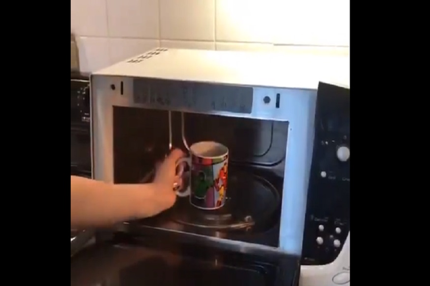 महिलेनं बनवला असा HOT TEA; व्हिडीओ पाहून लोकांचं डोकं तापलं ना राव!