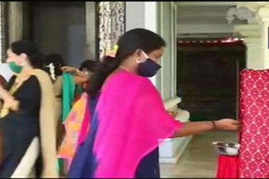 मंदिरात पुजारी नाही तर डिस्पेन्सर देतंय भाविकांना तीर्थ; पाहा VIDEO