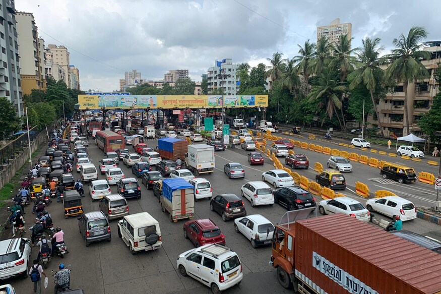 मुंबईत कोरोनाबाधित रुग्णांची संख्या झपाट्याने वाढत आहे. त्यामुळे मुंबई पोलिसांनी आता विनाकारण बाहेर फिरणाऱ्यांवर थेट कारवाई करण्यास सुरुवात केली आहे. नियम मोडून मोटार सायकलवर डबल सीट, रिक्षामध्ये 3 प्रवासी असेल आणि चारचाकीमध्ये तीन व्यक्ती असेल तर ठाणे आणि मुंबई पोलीस कारवाई करत आहे. मुंबईत कोरोनाबाधित रुग्णांची संख्या झपाट्याने वाढत आहे. त्यामुळे मुंबई पोलिसांनी आता विनाकारण बाहेर फिरणाऱ्यांवर थेट कारवाई करण्यास सुरुवात केली आहे. नियम मोडून मोटार सायकलवर डबल सीट, रिक्षामध्ये 3 प्रवासी असेल आणि चारचाकीमध्ये तीन व्यक्ती असेल तर ठाणे आणि मुंबई पोलीस कारवाई करत आहे.