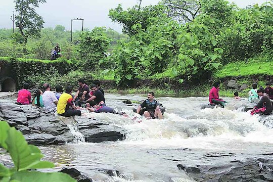 कोरोनाच्या पार्श्वभूमीवर पावसाळी पर्यटकांसाठी प्रशासनानं घेतला मोठा निर्णय