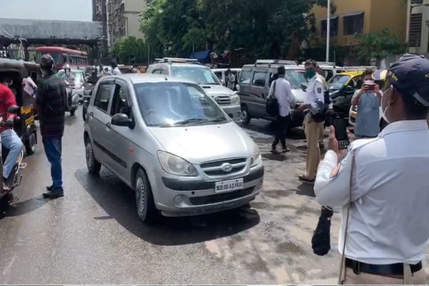 ठाण्यात रविवारपासून कडक नियमाद्वारे नाकाबंदी सुरू करण्यात आली आहे. रविवारी दिवसभरात एकूण 1941 वाहनांवर कारवाई करण्यात आली. यापैकी पंधराशे 1553 दुचाकी, 166 रिक्षा आणि 222 चारचाकी वाहनांवर कारवाई करण्यात आली. ठाण्यात रविवारपासून कडक नियमाद्वारे नाकाबंदी सुरू करण्यात आली आहे. रविवारी दिवसभरात एकूण 1941 वाहनांवर कारवाई करण्यात आली. यापैकी पंधराशे 1553 दुचाकी, 166 रिक्षा आणि 222 चारचाकी वाहनांवर कारवाई करण्यात आली.
