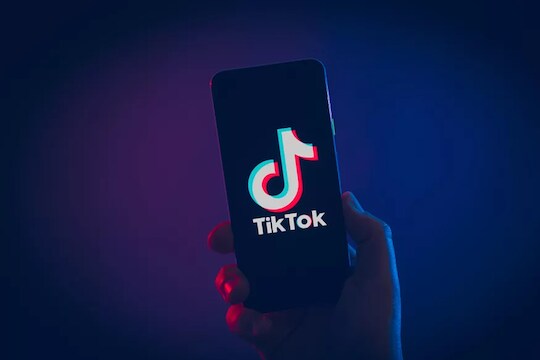 फेसबुकने TikTokशी स्पर्धा करण्यासाठी एक नवीन फीचर 'Instagram Reels' लाँच केलं आहे. खरंतर गेल्या महिन्यात इंस्टाग्राम (इंस्टाग्राम) ने त्याच्या 'Reels' फीचरची भारतात चाचणी सुरू केली होती. पण आता हे फीचर अधिकृतपणे लाँच करण्यात आलं आहे. 
