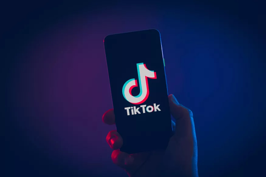 फेसबुकने TikTokशी स्पर्धा करण्यासाठी एक नवीन फीचर 'Instagram Reels' लाँच केलं आहे. खरंतर गेल्या महिन्यात इंस्टाग्राम (इंस्टाग्राम) ने त्याच्या 'Reels' फीचरची भारतात चाचणी सुरू केली होती. पण आता हे फीचर अधिकृतपणे लाँच करण्यात आलं आहे.