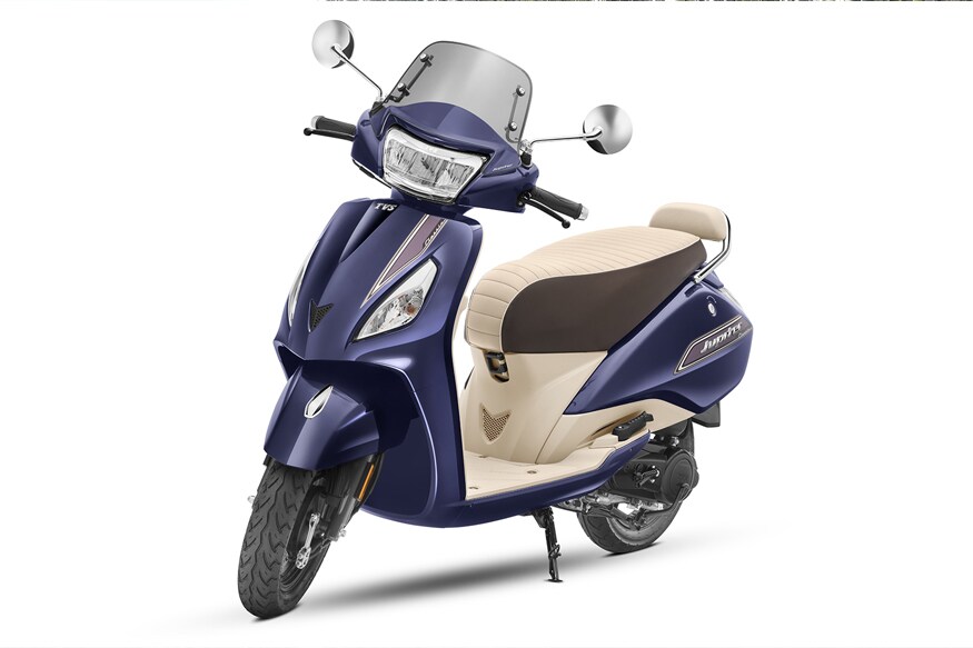 TVS Jupiter मध्ये 109.7cc, सिंगल सिलिंडर, एयरकूल्ड इंजिन दिले आहे. यात 7000 RPM वर 7.4hp पावर आणि 8.4Nm टॉर्क जनरेट करतो. यात एक USB चार्जर आणि समोर स्टोरेज स्पेस सुद्धा दिला आहे. जुपिटरच्या नवीन व्हेरियंटमध्ये SmartXonnect फिचर दिले असून त्याद्वारे आपला स्मार्टफोन कनेक्ट करू शकता. याची किंमती ही X-शोरूम (दिल्ली) 62062 रुपयांपासून ते 68562 इतकी आहे. TVS Jupiter मध्ये 109.7cc, सिंगल सिलिंडर, एयरकूल्ड इंजिन दिले आहे. यात 7000 RPM वर 7.4hp पावर आणि 8.4Nm टॉर्क जनरेट करतो. यात एक USB चार्जर आणि समोर स्टोरेज स्पेस सुद्धा दिला आहे. जुपिटरच्या नवीन व्हेरियंटमध्ये SmartXonnect फिचर दिले असून त्याद्वारे आपला स्मार्टफोन कनेक्ट करू शकता. याची किंमती ही X-शोरूम (दिल्ली) 62062 रुपयांपासून ते 68562 इतकी आहे.