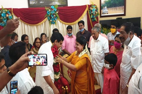 केरळचे मुख्यमंत्री पिनराई विजयन (Pinarayi Vijayan) यांची मुलगी टी. विणा विजयन (Veena Vijayan)हिचा विवाह आज तिरुवअनंतपुरममध्ये पार पडला. कोरोनाच्या संकटकाळात अत्यंत साध्या पद्धतीने हा सोहळा पार पडला.  