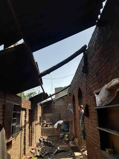 वादळाची पूर्वकल्पना आल्याने गावकरी सुरक्षित स्थळी निवाऱ्यासाठी गेले होते. पण आयुष्यभराची पुंजी असलेलं घरच या वादळाने उडवून लावल्यामुळे प्रचंड आर्थिक आणि मानसिक धक्का गावकऱ्यांना बसला आहे. वादळाची पूर्वकल्पना आल्याने गावकरी सुरक्षित स्थळी निवाऱ्यासाठी गेले होते. पण आयुष्यभराची पुंजी असलेलं घरच या वादळाने उडवून लावल्यामुळे प्रचंड आर्थिक आणि मानसिक धक्का गावकऱ्यांना बसला आहे.