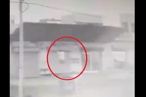 निसर्ग चक्रीवादळामध्ये तुफान VIRAL होतोय हा VIDEO, पाहून पोट धरून हसाल