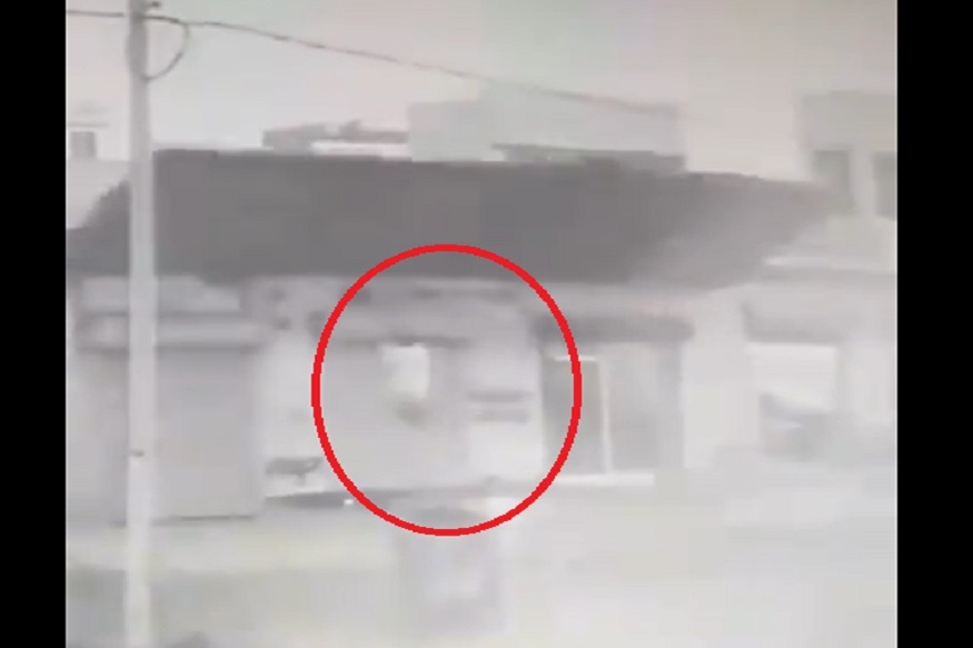 निसर्ग चक्रीवादळामध्ये तुफान VIRAL होतो आहे हा VIDEO, पाहून तुम्हीही पोट धरून हसाल