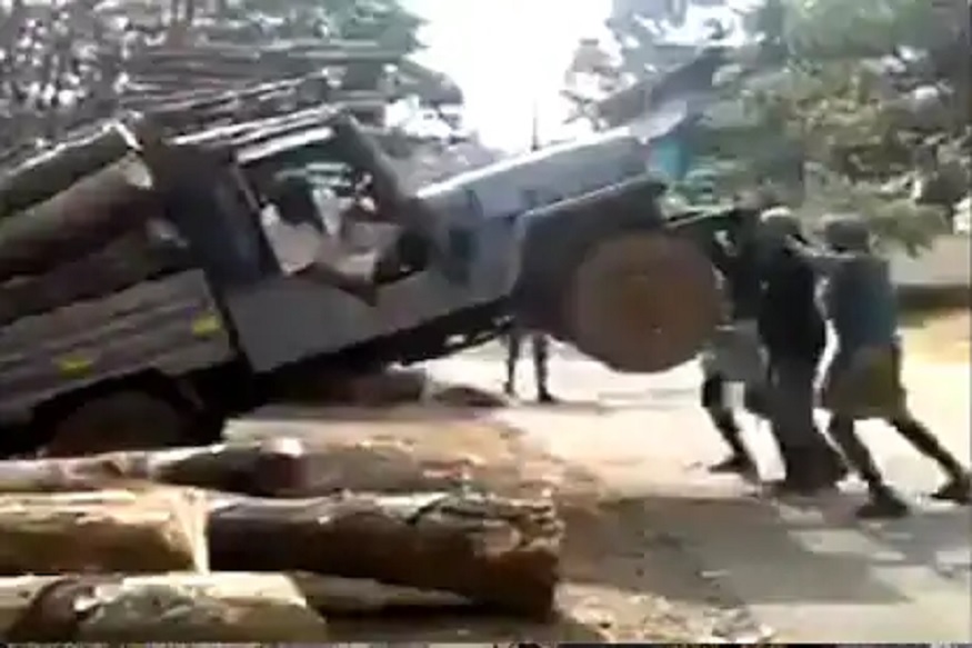 जीपमधून लाकडं काढण्यासाठी असा केला जुगाड, VIDEO पाहू आनंद महिंद्राही झाले हैराण