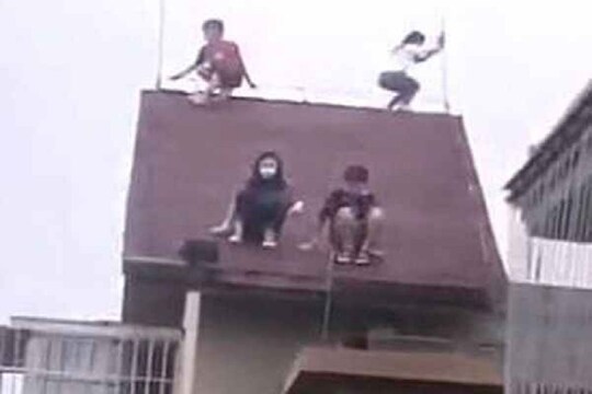 धक्कादायक VIDEO! इमारतीच्या 32व्या मजल्यावर खेळत होती लहान मुलं, एक खाली घसरला आणि...