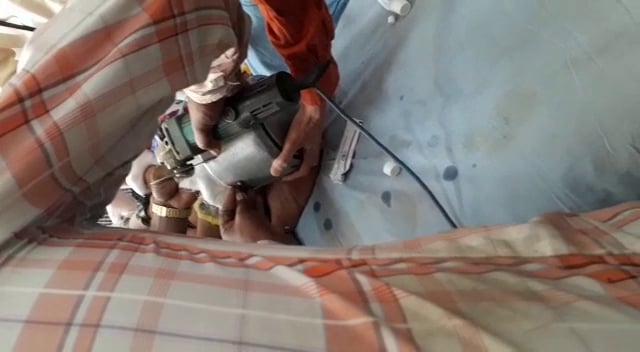 सगळ्या पद्धतीने कुकर डोक्यातून बाहेर काढण्याचा प्रयत्न करण्याता आला. मात्र, कुकर डोक्यातून निघला नाही. शेवटी मुलाला रुग्णालयात नेण्यात आलं. सगळ्या पद्धतीने कुकर डोक्यातून बाहेर काढण्याचा प्रयत्न करण्याता आला. मात्र, कुकर डोक्यातून निघला नाही. शेवटी मुलाला रुग्णालयात नेण्यात आलं.