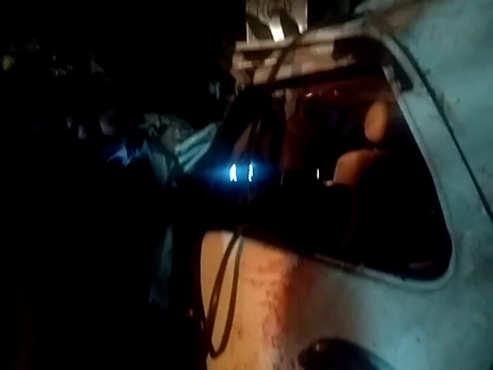 या अपघातामध्ये गंभीर जखमी झालेल्या प्रवाशांना नजिकच्या रुग्णालयात उपचारासाठी दाखल करण्यात आलं आहे. 
