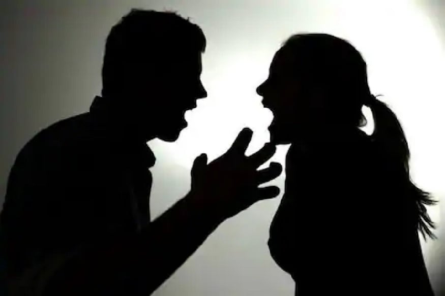 दोन वर्षांपूर्वी वरालक्ष्मीने आपला पती व मुलाल सोडलं व नागार्जुनशी लग्न केलं. लग्नाच्या काही महिन्यांनंतर त्या दोघांमध्ये वाद वाढायला लागला. वरालक्ष्मी हिची दुसऱ्या पुरुषांसोबत होत असलेली जवळील नागार्जुनला आवडत नव्हती. दोन वर्षांपूर्वी वरालक्ष्मीने आपला पती व मुलाल सोडलं व नागार्जुनशी लग्न केलं. लग्नाच्या काही महिन्यांनंतर त्या दोघांमध्ये वाद वाढायला लागला. वरालक्ष्मी हिची दुसऱ्या पुरुषांसोबत होत असलेली जवळील नागार्जुनला आवडत नव्हती.
