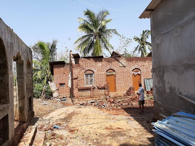 कासव अंड्यातून बाहेर पडून समुद्राच्या दिशेने जाण्यासाठी सक्षम होतात त्याच वेळी या कासव महोत्सवाचं आयोजन केलं जातं. यावेळी कासवांना समुद्रात सोडण्याची संपूर्ण प्रकिया पर्यटकांना पाहायला मिळते. यंदा हे मोडलेलं गावच उभं राहण्याच्या प्रतीक्षेत आहे. कासव अंड्यातून बाहेर पडून समुद्राच्या दिशेने जाण्यासाठी सक्षम होतात त्याच वेळी या कासव महोत्सवाचं आयोजन केलं जातं. यावेळी कासवांना समुद्रात सोडण्याची संपूर्ण प्रकिया पर्यटकांना पाहायला मिळते. यंदा हे मोडलेलं गावच उभं राहण्याच्या प्रतीक्षेत आहे.