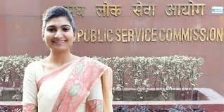 नम्रता जैन या मूळच्या छत्तीसगडमधील नक्षलग्रस्त भाग म्हणून ओळखल्या जाणाऱ्या दंतेवाडा जिल्ह्यातील रहिवासी. याआधी दंतेवाडा इथून कोणीच UPSC परीक्षेत आजवर सिलेक्ट होऊ शकलं नाही. पण ही भीती मनातून काढून नम्रता यांनी परीक्षेची तयारी केली. नम्रता जैन या मूळच्या छत्तीसगडमधील नक्षलग्रस्त भाग म्हणून ओळखल्या जाणाऱ्या दंतेवाडा जिल्ह्यातील रहिवासी. याआधी दंतेवाडा इथून कोणीच UPSC परीक्षेत आजवर सिलेक्ट होऊ शकलं नाही. पण ही भीती मनातून काढून नम्रता यांनी परीक्षेची तयारी केली.