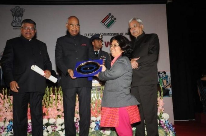 उंचीमुळे कायमच ज्यांना अनेकांचे टोमणे ऐकून घ्यावे लागले मात्र ज्यांचा इच्छाशक्ती आणि धाडसापुढे येणारी आव्हानंही ठेंगणी झाली अशा मूर्ती लहान पण कीर्ती महान असलेल्या महिला IAS अधिकाऱ्याची संघर्षगाथा जाणून घेणार आहोत. उंचीमुळे कायमच ज्यांना अनेकांचे टोमणे ऐकून घ्यावे लागले मात्र ज्यांचा इच्छाशक्ती आणि धाडसापुढे येणारी आव्हानंही ठेंगणी झाली अशा मूर्ती लहान पण कीर्ती महान असलेल्या महिला IAS अधिकाऱ्याची संघर्षगाथा जाणून घेणार आहोत.
