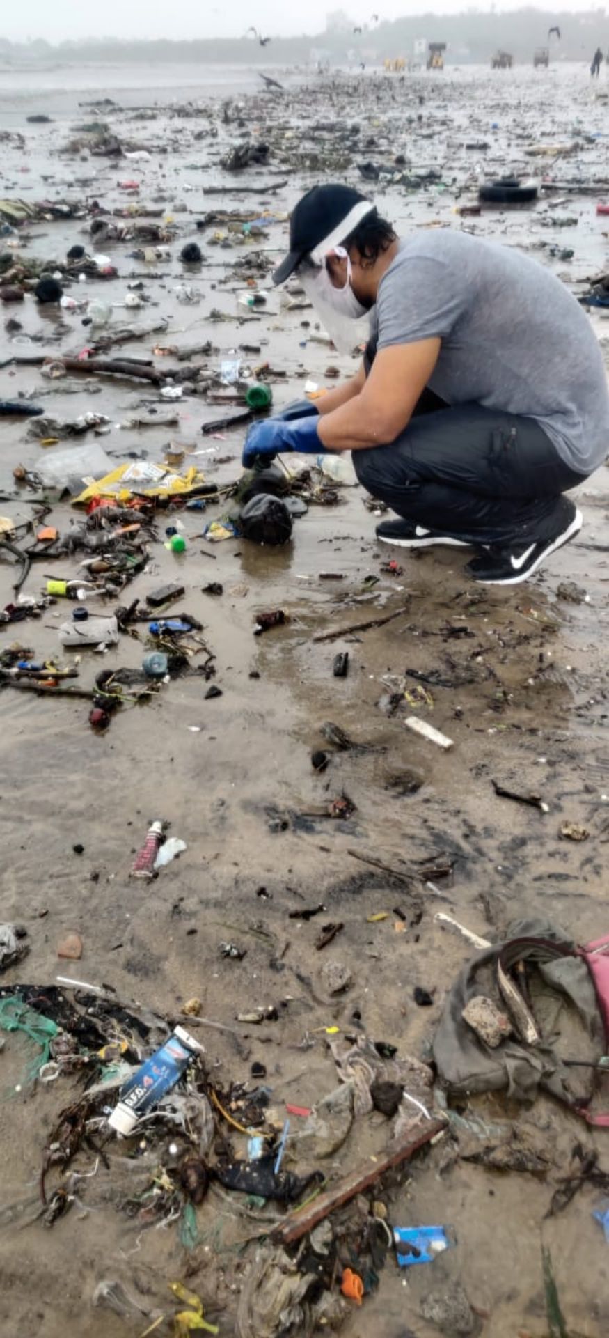 दरम्यान साफसफाई करताना रणदीपने कोरोनामुळे विशेष काळजी देखील घेतली होती. मास्क आणि ग्लोव्ह्ज परिधान करून त्याने बाहेर पाऊल टाकले होते (फोटो सौजन्य-इन्स्टाग्राम) दरम्यान साफसफाई करताना रणदीपने कोरोनामुळे विशेष काळजी देखील घेतली होती. मास्क आणि ग्लोव्ह्ज परिधान करून त्याने बाहेर पाऊल टाकले होते (फोटो सौजन्य-इन्स्टाग्राम)