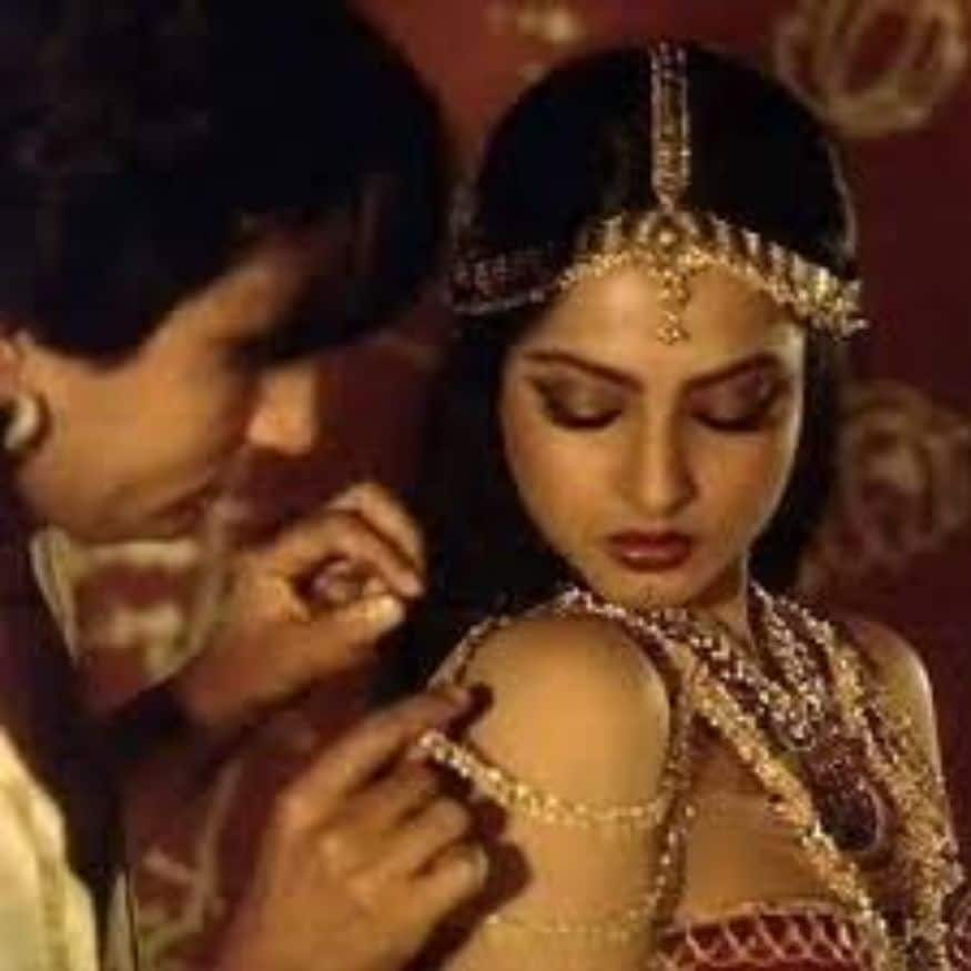 रेखानेही कामसूत्र या बॉलिवूड चित्रपटात काम केलं. याशिवाय उत्सव चित्रपटातही ही मोहक अवतारात दिसली. या फोटोत अभिनेता शेखर सुमन आणि रेखा इंटिमेट सिन करताना दिसत आहेत. रेखानेही कामसूत्र या बॉलिवूड चित्रपटात काम केलं. याशिवाय उत्सव चित्रपटातही ही मोहक अवतारात दिसली. या फोटोत अभिनेता शेखर सुमन आणि रेखा इंटिमेट सिन करताना दिसत आहेत.