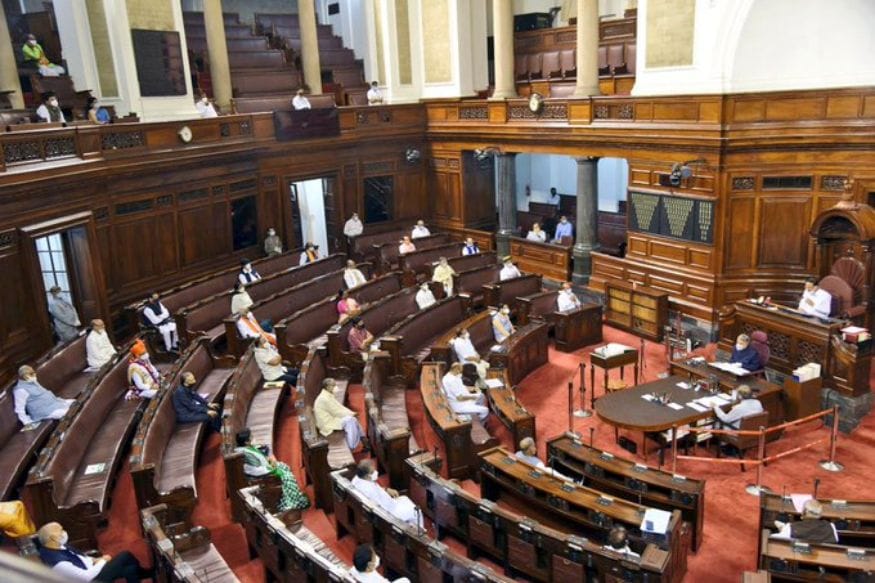राज्यसभेच्या नवनिर्वाचित खासदारांचा शपथविधी बुधवारी सकाळी झाला. सोशल डिस्टन्सिंग पाळून आणि मास्क लावून खासदार बसले होते. राज्यसभेच्या नवनिर्वाचित खासदारांचा शपथविधी बुधवारी सकाळी झाला. सोशल डिस्टन्सिंग पाळून आणि मास्क लावून खासदार बसले होते.