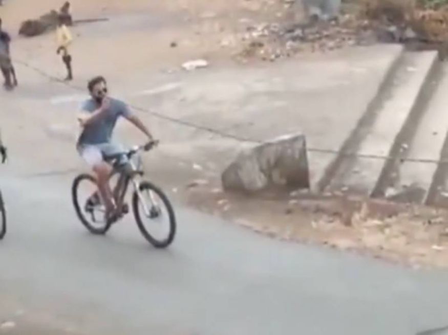 बॉलिवूड सुपरस्टार सलमान खान लॉकडाऊनमध्ये त्याच्या पनवेलवरील फार्महाऊसवर आहे. तिथं तो सायकल चालवताना दिसला. (Image: Instagram) बॉलिवूड सुपरस्टार सलमान खान लॉकडाऊनमध्ये त्याच्या पनवेलवरील फार्महाऊसवर आहे. तिथं तो सायकल चालवताना दिसला. (Image: Instagram)
