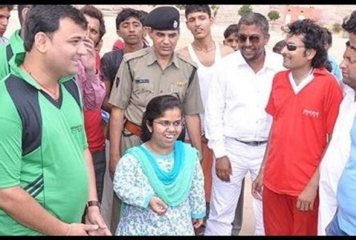 आरती डोगरा या मूळच्या राजस्थान केडरच्या IAS अधिकारी आहेत. त्या जरी उंचीनं लहान असल्या देशभरातील महिला आयएएसच्या प्रशासकीय वर्गामध्ये एक उदाहरण म्हणून समोर आल्या आहेत. समाजात परिवर्तनासाठी त्यांनी अनेक मॉडेल्स तयार केली त्यांचं पंतप्रधान नरेंद्र मोदींनी विशेष कौतुकही केलं.