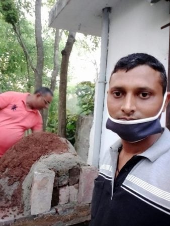 फाइव्ह स्टार हॉटेलमध्ये शेफ म्हणून काम करणाऱ्या भावाची नोकरी कोरोनाच्या महासंकटामुळे गेली. अशावेळी घरात रोजगार आणायचा कसा हा प्रश्न पडला असतानाचा दोन भावांनी रोजगार शोधून काढला आहे. फाइव्ह स्टार हॉटेलमध्ये शेफ म्हणून काम करणाऱ्या भावाची नोकरी कोरोनाच्या महासंकटामुळे गेली. अशावेळी घरात रोजगार आणायचा कसा हा प्रश्न पडला असतानाचा दोन भावांनी रोजगार शोधून काढला आहे.