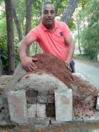 हिमाचल प्रदेशातील हमीनपुरा इथे राहणाऱ्या या दोन भावांनी मातीचा ओव्हन तयार केला आहे. या ओव्हनमध्ये ते पिझ्झा तयार करून विकतात आणि त्यातून येणाऱ्या पैशांमधून उदर्निवाह चालतो. हिमाचल प्रदेशातील हमीनपुरा इथे राहणाऱ्या या दोन भावांनी मातीचा ओव्हन तयार केला आहे. या ओव्हनमध्ये ते पिझ्झा तयार करून विकतात आणि त्यातून येणाऱ्या पैशांमधून उदर्निवाह चालतो.