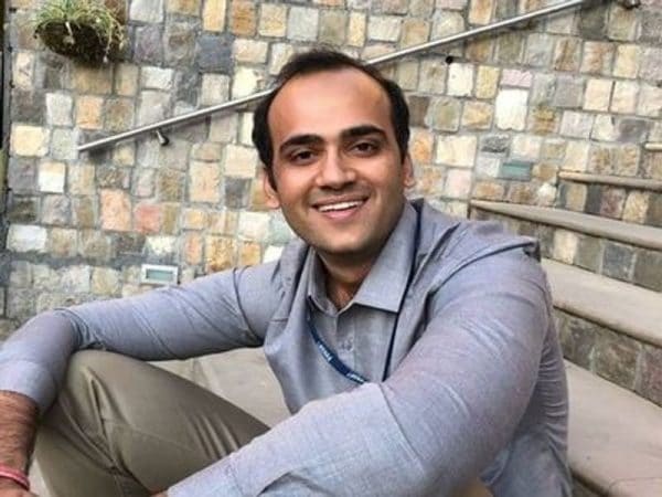 UPSC परीक्षा पास होणं ही वाटते तेवढी सोपी गोष्ट नाही. त्यासाठी मेहनत तर हवीच पण सतर्क, हजरजबाबी वृत्ती आणि सद्सद् विवेकबुद्धी आणि आपल्या क्षमतांचा पुरेपुर वापर करून यश मिळवता यायला हवं. प्रत्येकजण ही परीक्षा देत असताना अगदी छोट्या चुकांमुळे मार्क घालवतो आणि यश निसटतं. IPS अक्षत कौशल यांनी तर तब्बल 4 वेळा अपयश पचवलं UPSC परीक्षा पास होणं ही वाटते तेवढी सोपी गोष्ट नाही. त्यासाठी मेहनत तर हवीच पण सतर्क, हजरजबाबी वृत्ती आणि सद्सद् विवेकबुद्धी आणि आपल्या क्षमतांचा पुरेपुर वापर करून यश मिळवता यायला हवं. प्रत्येकजण ही परीक्षा देत असताना अगदी छोट्या चुकांमुळे मार्क घालवतो आणि यश निसटतं. IPS अक्षत कौशल यांनी तर तब्बल 4 वेळा अपयश पचवलं