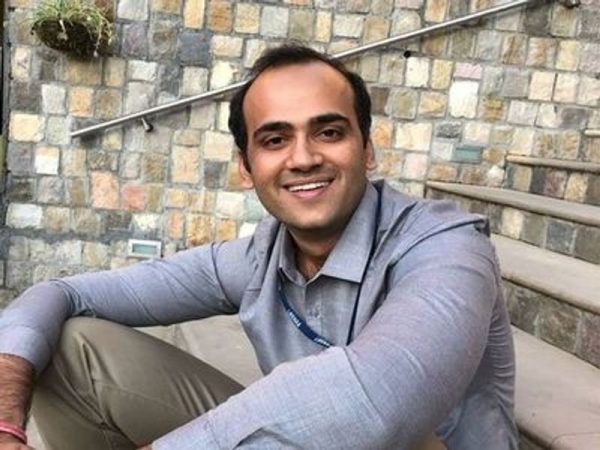 UPSC परीक्षा पास होणं ही वाटते तेवढी सोपी गोष्ट नाही. त्यासाठी मेहनत तर हवीच पण सतर्क, हजरजबाबी वृत्ती आणि सद्सद् विवेकबुद्धी आणि आपल्या क्षमतांचा पुरेपुर वापर करून यश मिळवता यायला हवं. प्रत्येकजण ही परीक्षा देत असताना अगदी छोट्या चुकांमुळे मार्क घालवतो आणि यश निसटतं. IPS अक्षत कौशल यांनी तर तब्बल 4 वेळा अपयश पचवलं