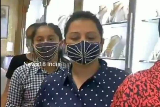 हिरे-सोन्याचे व्यापारी दीपक चोकसी यांनी सांगितले की ग्राहकांनी लग्नासाठी काहीतरी खास आणि वेगळी मागणी केल्यावर ही कल्पना आली. आम्ही वधू आणि वर यांच्यासाठी डायमंड-स्टड केलेला मुखवटा डिझाइन केला. हिरे-सोन्याचे व्यापारी दीपक चोकसी यांनी सांगितले की ग्राहकांनी लग्नासाठी काहीतरी खास आणि वेगळी मागणी केल्यावर ही कल्पना आली. आम्ही वधू आणि वर यांच्यासाठी डायमंड-स्टड केलेला मुखवटा डिझाइन केला.