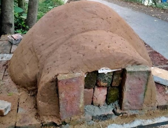 20 दिवसांपूर्वी सुरू केलेल्या या छोट्या व्यवसायाला नागरिकांनीही भरभरून प्रतिसाद दिला आहे. साधारण दिवसाला 125 ते 150 पिझ्झा तयार करून हे दोन भाव विकत आहेत. पिझ्झासाठी लागणार साहित्य सॉस सर्व ते स्वत:तयार करतात त्यामुळे त्यांच्या पिझ्झाला खूप मागणीही आहे. 20 दिवसांपूर्वी सुरू केलेल्या या छोट्या व्यवसायाला नागरिकांनीही भरभरून प्रतिसाद दिला आहे. साधारण दिवसाला 125 ते 150 पिझ्झा तयार करून हे दोन भाव विकत आहेत. पिझ्झासाठी लागणार साहित्य सॉस सर्व ते स्वत:तयार करतात त्यामुळे त्यांच्या पिझ्झाला खूप मागणीही आहे.