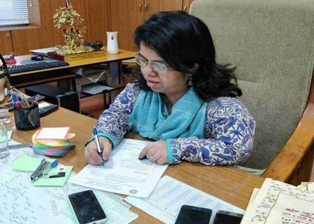 त्यांची उंची 3 फूट 6 इंच असल्यानं लहानपणापासूनच त्यांना अनेक संकटांचा सामना करावा लागला. मात्र जिद्द आणि लोकांच्या अशा टोमण्यांना बगल देऊन मेहनतीच्या जोरावर त्यांनी UPSC परीक्षा यशस्वीपणे पास केली. त्यांची उंची 3 फूट 6 इंच असल्यानं लहानपणापासूनच त्यांना अनेक संकटांचा सामना करावा लागला. मात्र जिद्द आणि लोकांच्या अशा टोमण्यांना बगल देऊन मेहनतीच्या जोरावर त्यांनी UPSC परीक्षा यशस्वीपणे पास केली.