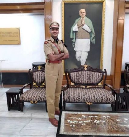 आपल्या अंगी असणाऱ्या कौशल्यांकडे दुर्लक्ष करू नका. परीक्षेत जे विषय चांगले आहेत त्यांचाही अभ्यास हवा. त्यांच्याकडे दुर्लक्ष केलं किंवा येत म्हणून कमी अभ्यास केला तर त्याचाही मोठा फटका पेपरला किंवा मुलाखतीसाठी बसू शकतो. अक्षत यांना लेखन कौशल्य खूप चांगलं अवगत असूनही पेपरमध्ये कमी मार्क मिळण्याचं हे कारण असल्याचं त्यांनी सांगितलं. आपल्या अंगी असणाऱ्या कौशल्यांकडे दुर्लक्ष करू नका. परीक्षेत जे विषय चांगले आहेत त्यांचाही अभ्यास हवा. त्यांच्याकडे दुर्लक्ष केलं किंवा येत म्हणून कमी अभ्यास केला तर त्याचाही मोठा फटका पेपरला किंवा मुलाखतीसाठी बसू शकतो. अक्षत यांना लेखन कौशल्य खूप चांगलं अवगत असूनही पेपरमध्ये कमी मार्क मिळण्याचं हे कारण असल्याचं त्यांनी सांगितलं.