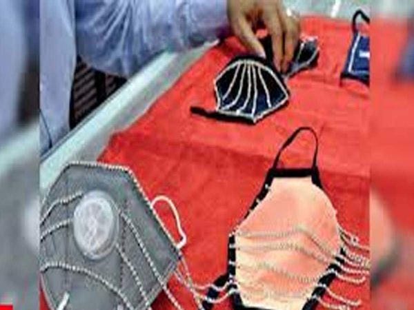 प्रथम मास्कवर पातळ गोल्ड कास्केट लावलं जातं आणि त्यानंतर हिरे बसवण्याचं काम केलं जातं. या सिंथेटिक डायमंड मास्कची किंमत साधारण दीड लाखांपर्यंत आहे तर अस्सल हिरे बसवलेले मास्क साधारण चार लाख रुपयांपर्यंत मिळत आहेत. प्रथम मास्कवर पातळ गोल्ड कास्केट लावलं जातं आणि त्यानंतर हिरे बसवण्याचं काम केलं जातं. या सिंथेटिक डायमंड मास्कची किंमत साधारण दीड लाखांपर्यंत आहे तर अस्सल हिरे बसवलेले मास्क साधारण चार लाख रुपयांपर्यंत मिळत आहेत.