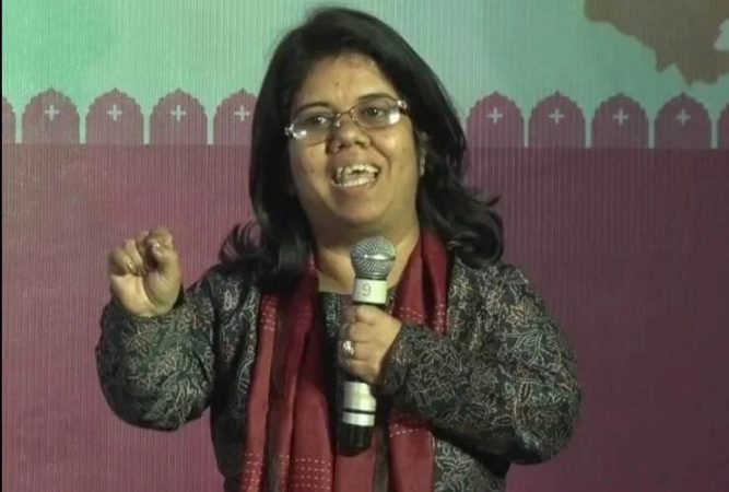देहरादूनमधील गर्ल्स स्कूलमधून त्यांनी आपलं शालेय शिक्षण घेतलं. दिल्लीतील लेडी श्रीराम महाविद्यालयात कॉलेजचं शिक्षण पूर्ण करून मग IASची तयारी केली. पोस्ट ग्रॅज्युएशनदरम्यान त्यांची IAS मनीषा यांच्याशी भेट झाली आणि त्या भेटीनं शासकीय सेवेत जाण्याचा त्यांचा निर्णय पक्का झाला. देहरादूनमधील गर्ल्स स्कूलमधून त्यांनी आपलं शालेय शिक्षण घेतलं. दिल्लीतील लेडी श्रीराम महाविद्यालयात कॉलेजचं शिक्षण पूर्ण करून मग IASची तयारी केली. पोस्ट ग्रॅज्युएशनदरम्यान त्यांची IAS मनीषा यांच्याशी भेट झाली आणि त्या भेटीनं शासकीय सेवेत जाण्याचा त्यांचा निर्णय पक्का झाला.