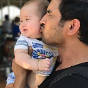 अत्यंत दर्जेदार अभिनय, सर्वसामान्यांचंही मन जाणणारा आणि सुपरस्टार असतानाही अत्यंत मनमिळावूपणे सर्वांना आपलंसं करणारा सुशांत सिंह राजपूत म्हणजेच SSR याच्या अचानक जाण्याचं दु:ख चाहते कधीच विसरू शकत नाही. 2019 मध्ये तो न्यूयॉर्कमध्ये एका रेस्टॉरंटमध्ये गेला होता. तेथे एका लहानशा बाळासोबत त्याने मनसोक्त फोटो काढून घेतले अत्यंत दर्जेदार अभिनय, सर्वसामान्यांचंही मन जाणणारा आणि सुपरस्टार असतानाही अत्यंत मनमिळावूपणे सर्वांना आपलंसं करणारा सुशांत सिंह राजपूत म्हणजेच SSR याच्या अचानक जाण्याचं दु:ख चाहते कधीच विसरू शकत नाही. 2019 मध्ये तो न्यूयॉर्कमध्ये एका रेस्टॉरंटमध्ये गेला होता. तेथे एका लहानशा बाळासोबत त्याने मनसोक्त फोटो काढून घेतले