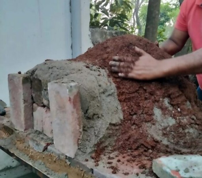 विपिन आणि ललित दोन्ही भाव फाइव्ह स्टार हॉटेलमध्ये काम करत होते. लॉकडाऊनमुळे व्यवसाय बंद झाला. त्यामुळे पैसे मिळवण्यासाठी त्यांनी अशा पद्धतीनं अनोखा पिझ्झा तयार करून विकण्याचा निर्णय घेतला आहे. दिवसेंदिवस हा पिझ्झा अधिक प्रसिद्ध होत असल्यानं नागरिकही चांगला प्रतिसाद देत आहेत. 