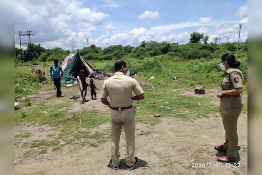 पत्नीसह घरात आलेल्या पाहुण्याचीही केली निर्घृण हत्या, कोयत्याने केले सपासप वार