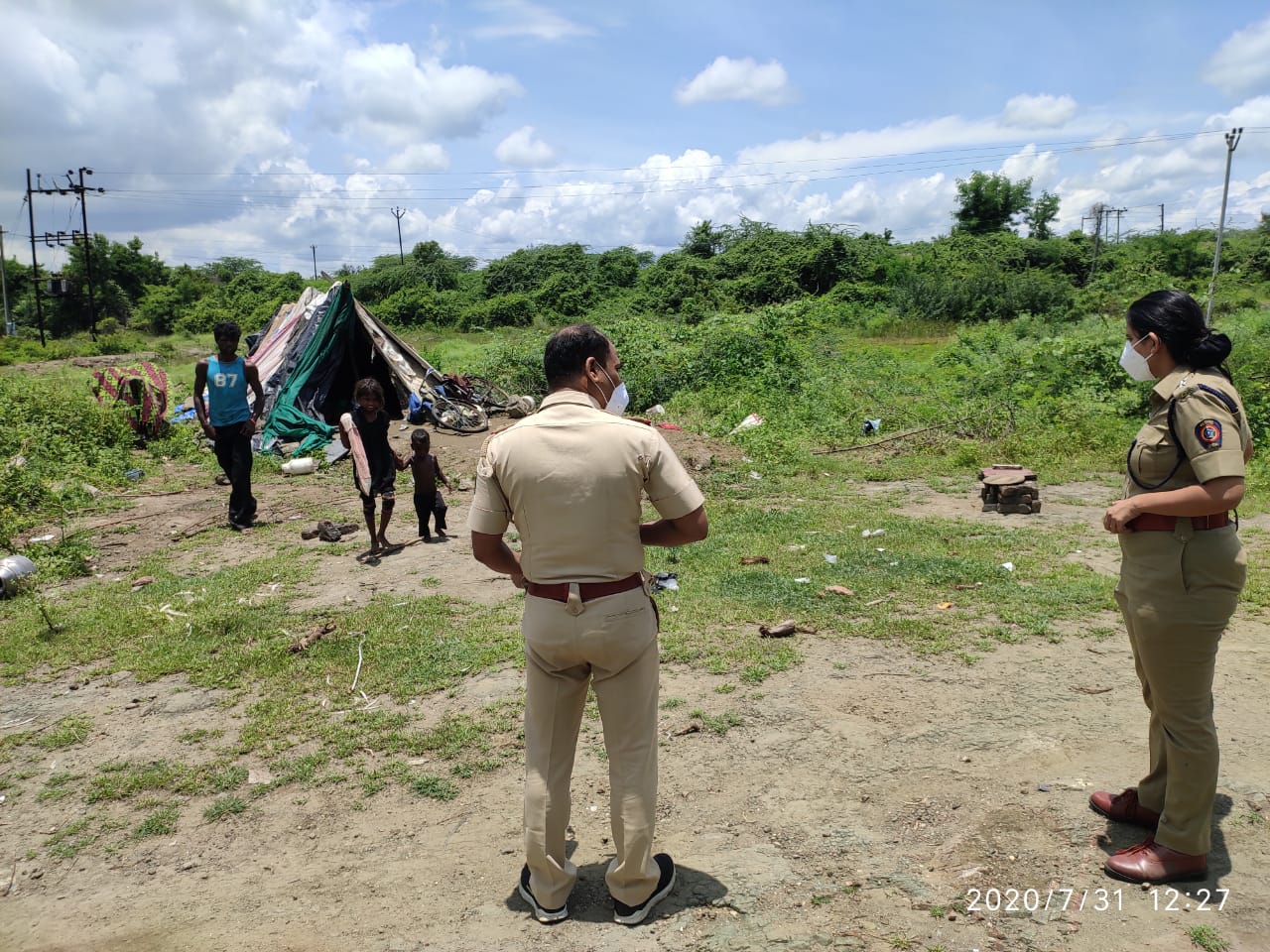 पत्नीसह घरात आलेल्या पाहुण्याचीही केली निर्घृण हत्या, कोयत्याने केले सपासप वार