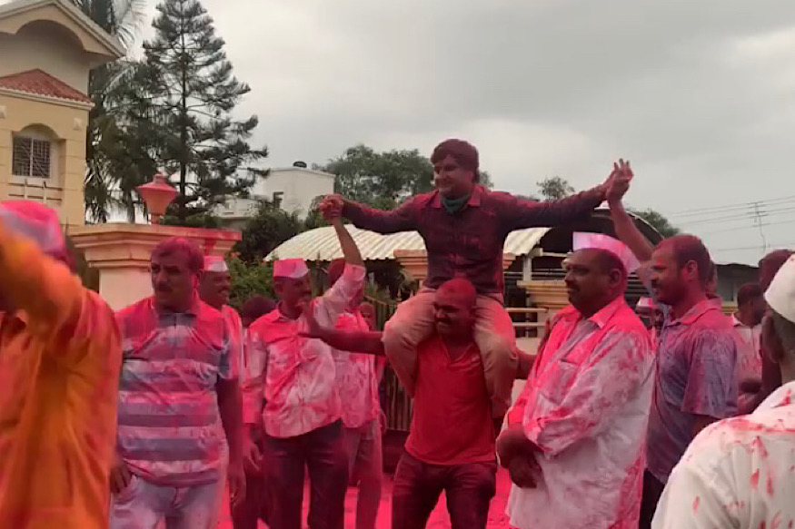 सरकारी नियमांना केराची टोपली, राष्ट्रवादीच्या नेत्याची जंगी मिरवणूक