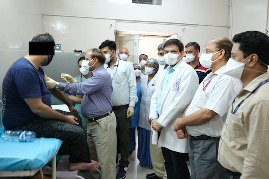 30 वर्षांच्या व्यक्तीला दिली COVAXIN; मेड इंडिया लशीच्या परिणामांबाबत AIIMS ने दिली महत्त्वपूर्ण माहिती