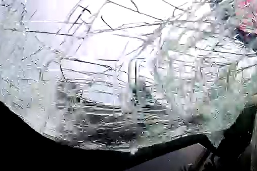 कार दुचाकीची जोरदार धडक, भीषण अपघाताचा थरारक LIVE VIDEO