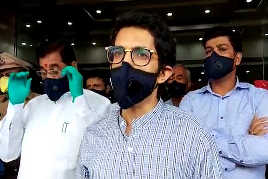 विरोधी नेते हेल्थ आणि डिझास्टर टुरिझमसाठी फिरताहेत, आदित्य यांचा फडणवीसांना टोला