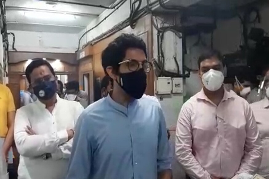कोरोनाचा वाढता प्रभाव पाहता राज्याचे पर्यावरण मंत्री आदित्य ठाकरे यांनी ठाणे महापालिकेत सरप्राईज व्हिजिट दिली. आयुक्त डॉ विपीन शर्मा यांच्यासह चार महापालिकेच्या आयुक्तांबरोबर तातडीनं बैठक घेतली. कोरोनाचा वाढता प्रभाव पाहता राज्याचे पर्यावरण मंत्री आदित्य ठाकरे यांनी ठाणे महापालिकेत सरप्राईज व्हिजिट दिली. आयुक्त डॉ विपीन शर्मा यांच्यासह चार महापालिकेच्या आयुक्तांबरोबर तातडीनं बैठक घेतली.