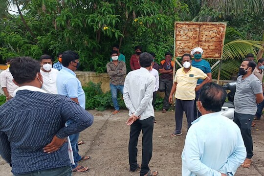 धक्कादायक! कोरोनाबाधित व्यक्तीच्या पार्थिवाची अवहेलना, लोकांनी अंत्यविधीच रोखला