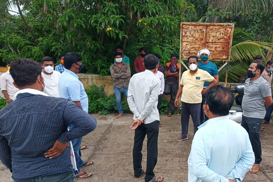 धक्कादायक! कोरोनाबाधित व्यक्तीच्या पार्थिवाची अवहेलना, लोकांनी अंत्यविधीच रोखला