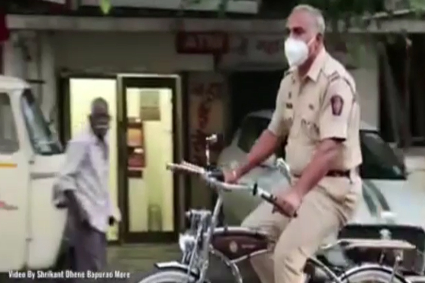 VIDEO: पुण्यातील कंटेन्मेंट झोनमध्ये चक्क सायकलवर गस्त घालतोय हा पोलीस अधिकारी