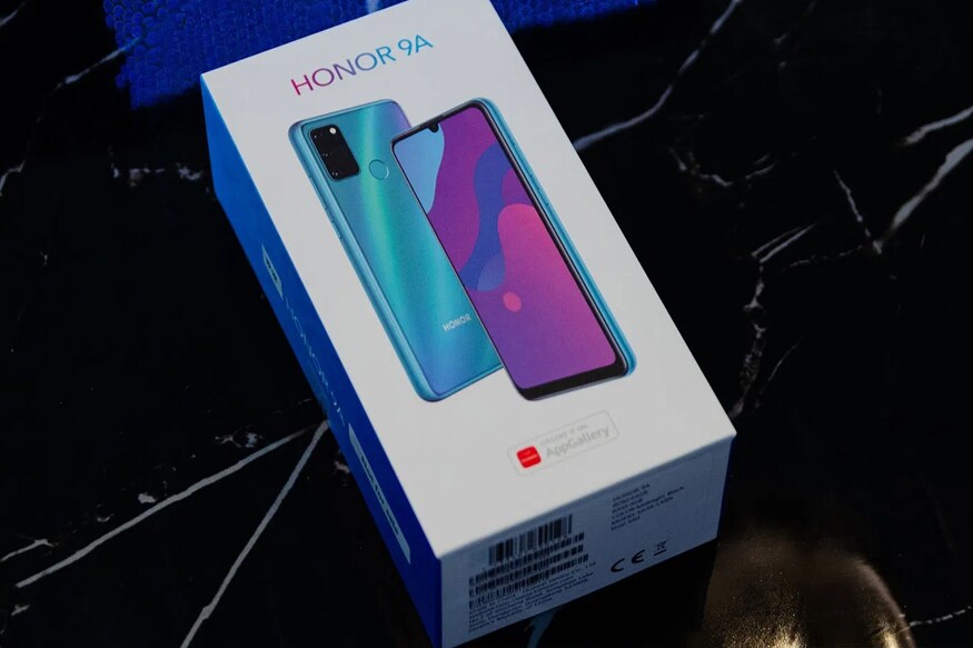 HONOR 9A मध्ये 6.3 इंच ड्युड्रॉप फुल व्ह्यू डिस्प्ले आहे. याचा डिस्प्ले 1600x720 HD+ resolution सह 278 PPI आणि 16.7 मिलिअन कलर प्रदान करते. अधिक वेळ स्मार्टफोन वापरूनही डोळ्यांना त्रास होणार नाही. यासाठी यामध्ये Eye Comfort मोड देण्यात आला आहे. हे फीचर TUV Rheinland मार्फत सर्टिफाइड आहे. HONOR 9A मध्ये 6.3 इंच ड्युड्रॉप फुल व्ह्यू डिस्प्ले आहे. याचा डिस्प्ले 1600x720 HD+ resolution सह 278 PPI आणि 16.7 मिलिअन कलर प्रदान करते. अधिक वेळ स्मार्टफोन वापरूनही डोळ्यांना त्रास होणार नाही. यासाठी यामध्ये Eye Comfort मोड देण्यात आला आहे. हे फीचर TUV Rheinland मार्फत सर्टिफाइड आहे.