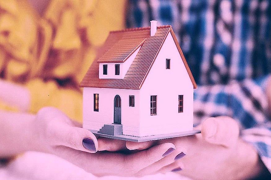 मुंबईत आपल्या हक्काचं घर असावं हे अनेकांचा स्वप्न असतं. त्यासाठी ते मेहनत करुन पैसे जमा करतात. आणि आपलं स्वप्नांचं घर घेतात. मात्र या घरासाठी जमा केलेले पैसे गरीबांना रेशन भरण्यासाठी दिल्याचं कधी ऐकलंय का?