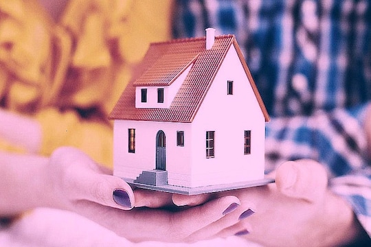 मुंबईत आपल्या हक्काचं घर असावं हे अनेकांचा स्वप्न असतं. त्यासाठी ते मेहनत करुन पैसे जमा करतात. आणि आपलं स्वप्नांचं घर घेतात. मात्र या घरासाठी जमा केलेले पैसे गरीबांना रेशन भरण्यासाठी दिल्याचं कधी ऐकलंय का? 